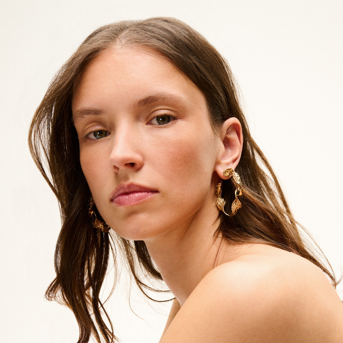 Mira Torsade Medium Hoop Earrings Gold