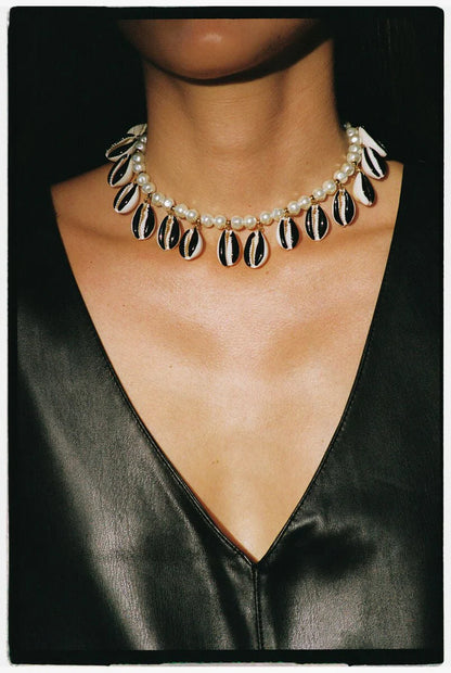 BLACK SHELL NECKLACE