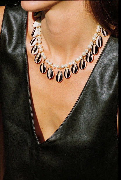 BLACK SHELL NECKLACE